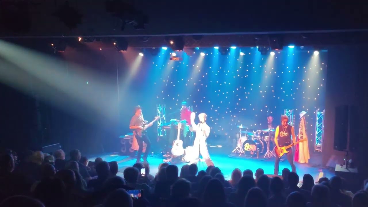 Absolute Bowie. Fame.  Lamproom Theatre Barnsley. #Bowietribute #davidbowie