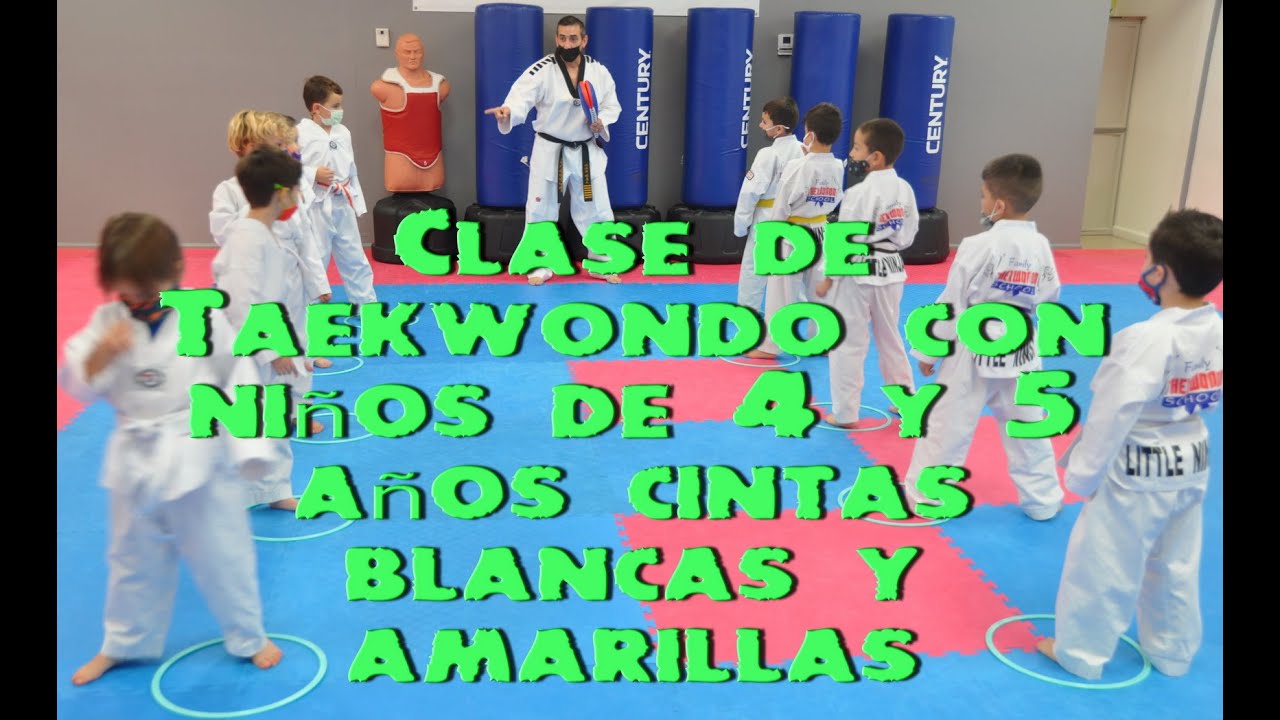 Clase de Taekwondo con niños de 4 y 5 años cintas blancas y amarillas.