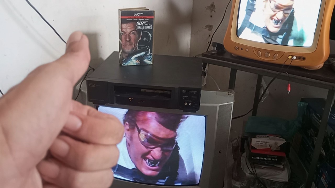 Conectei meu VCR CCE VINTAGE em 2 TVs CRT ao mesmo tempo — SURREAL!