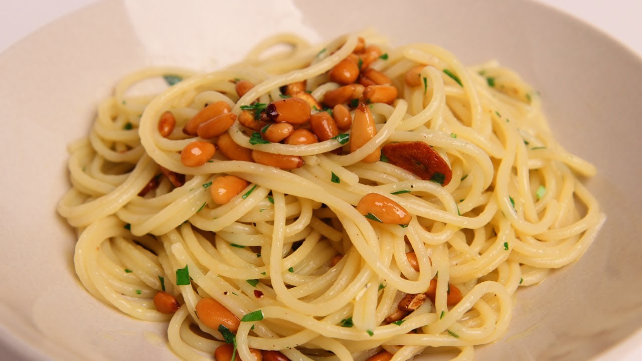 Spaghetti Aglio e Olio - Garlic Spaghetti Recipe - Laura Vitale - Laura in the Kitchen Ep 324