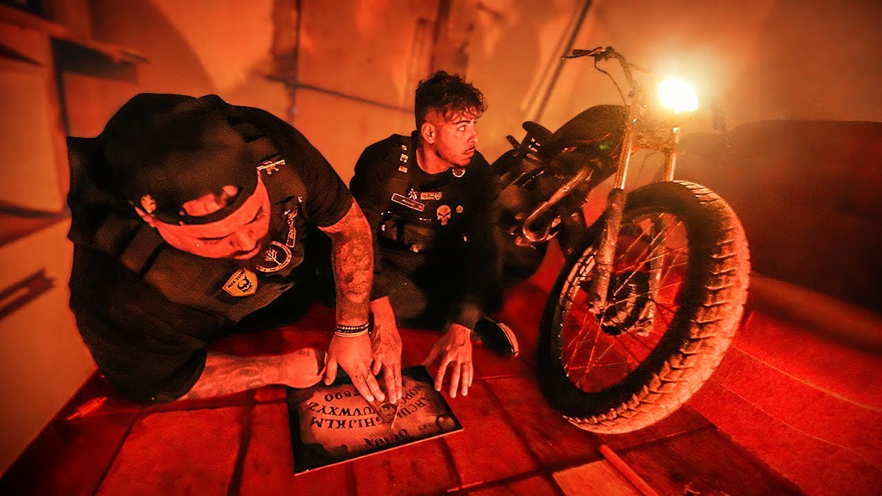 JOGAMOS OUIJA COM A MOTO AMALDIÇOADA NA HERDEIRA - CAÇADORES DE LENDA