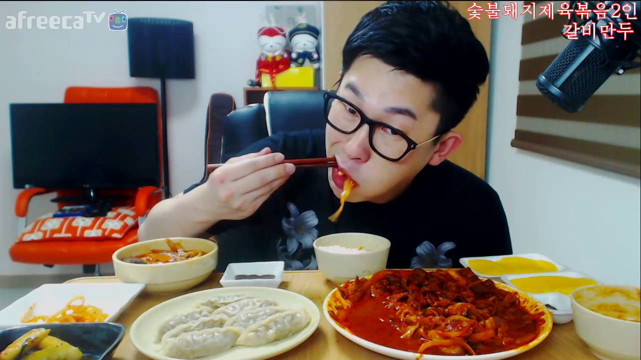가르마의 숯불제육돼지볶음2인+갈비만두 먹방이에요~