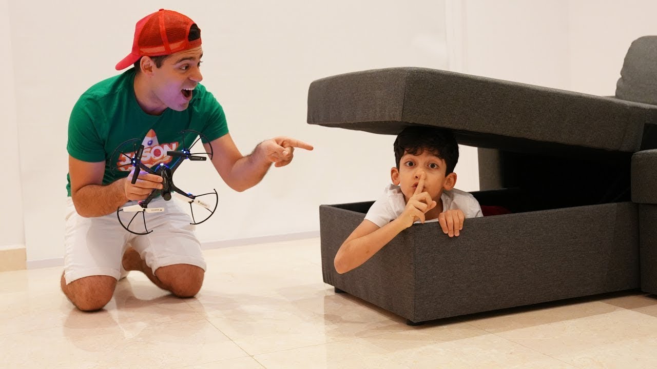 Jason y Alex est&aacute;n jugando al escondite con un dron volador! | Historia familiar para ni&ntilde;os