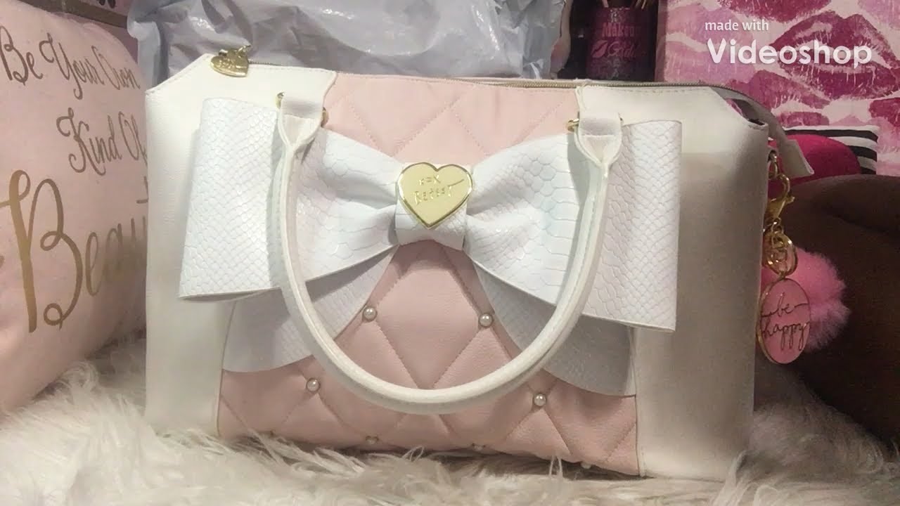 What’s in my pink /white Betsey Johnson purse ?! 💕💕👛👛