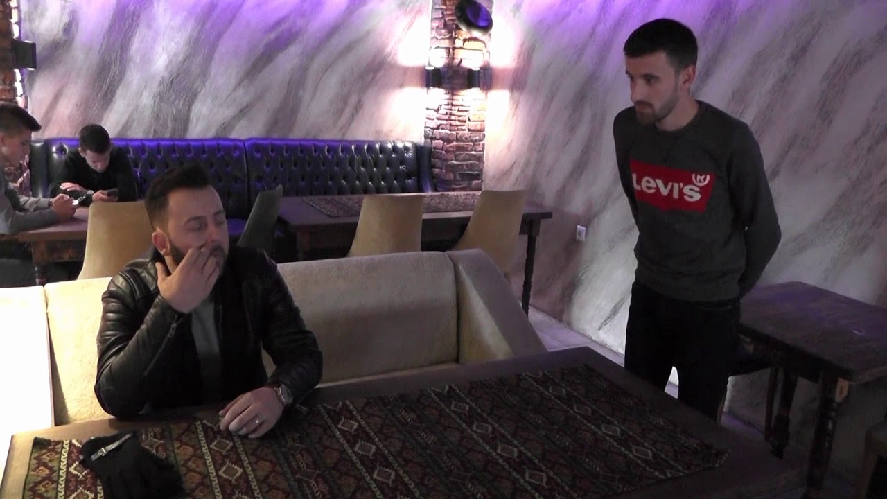 Humoristet Kercovar 2018 - Kamarieri me mobil ne dore