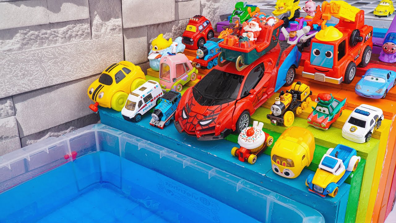 トミカ☆サンタ スパイダーマン トーマス ディズニー カーズ カラフルな階段を滑り降りて水に落ちる