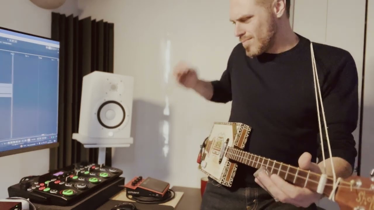 Cigar Box Guitar LOOP Improvisation
