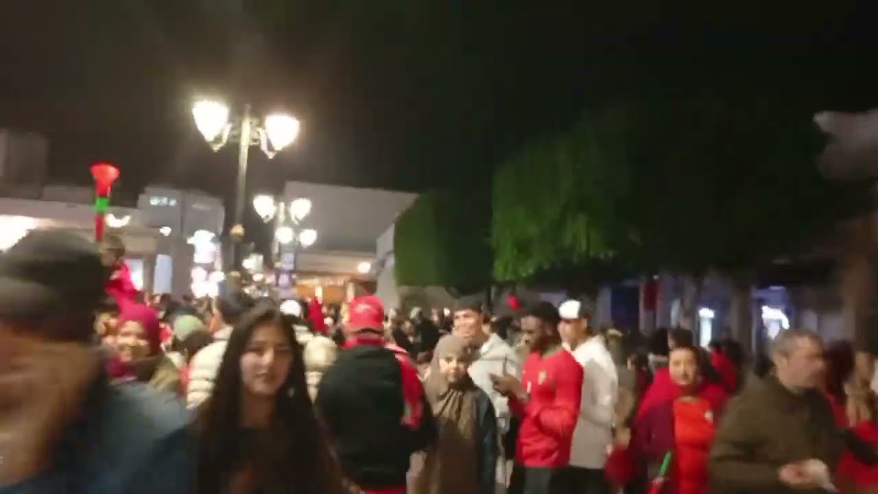 مباشره من العاصمه الرباط الجماهير المغربيه بعد الفوز المنتخب المغربي على الكاميرون كل خرج للشوارع