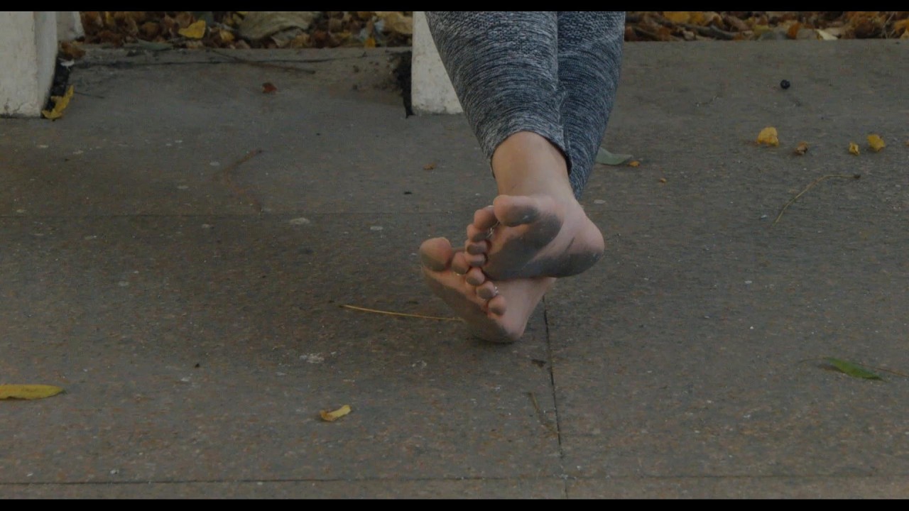 Fanfan had just taken off her shoes, her feet damp with sweat, which quickly turned her soles black
