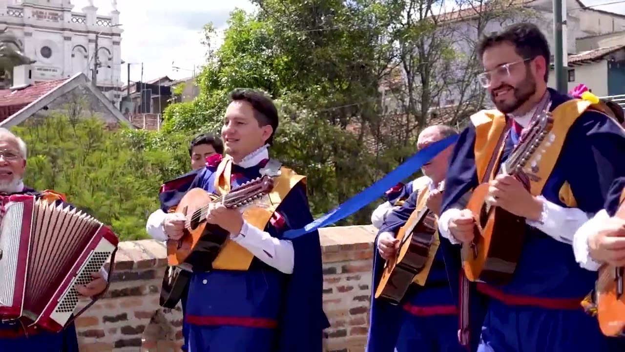 La Tuna de la Universidad del Azuay en homenaje a nuestra querida ciudad de Cuenca.