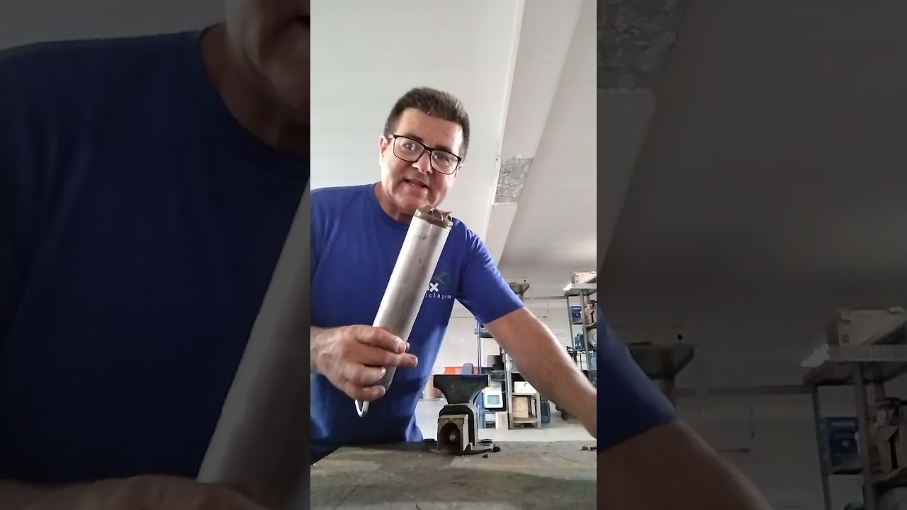 Colocando graxa na engraxadeira manual