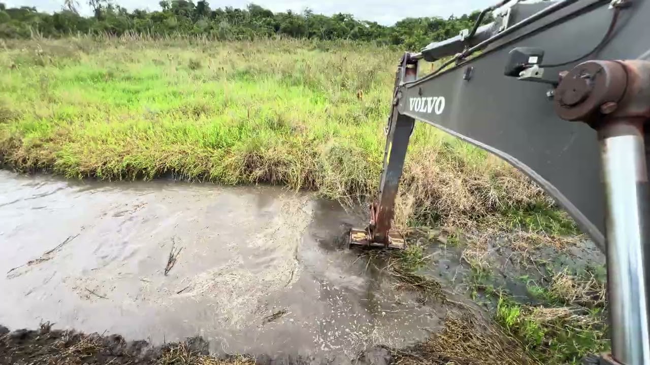 LIMPANDO VALETA DE ESCOAMENTO DA LAVOURA 🌾 Escavadeira hidráulica ( ep 2 )