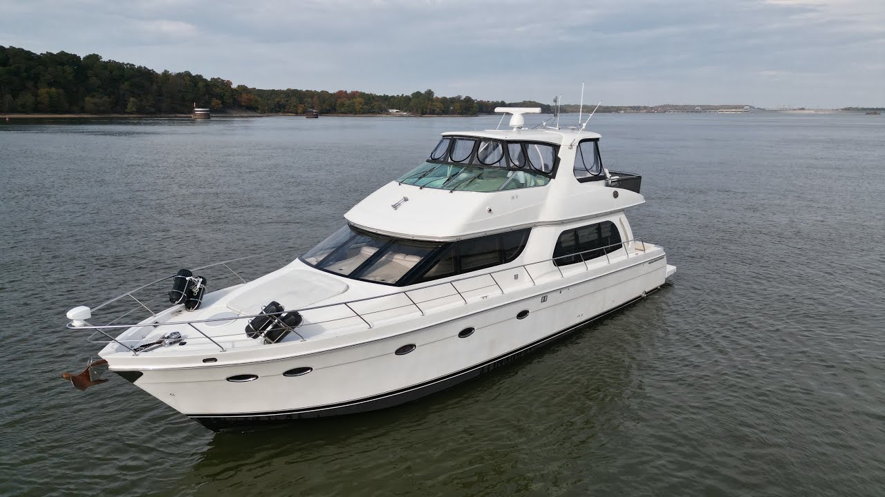 *SOLD* 2005 Carver 56 Voyager Sky Lounge