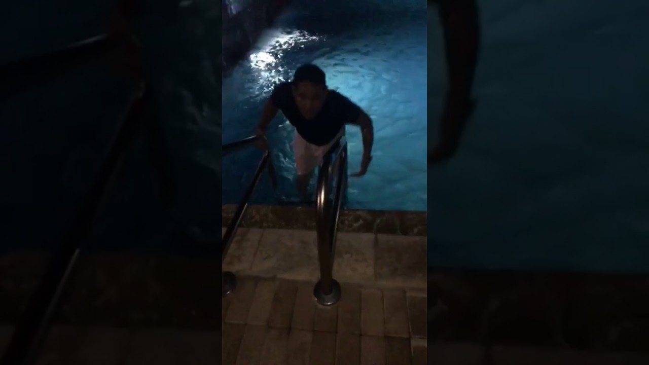 Richard va a la piscina con su familia a las 3AM. CNCO