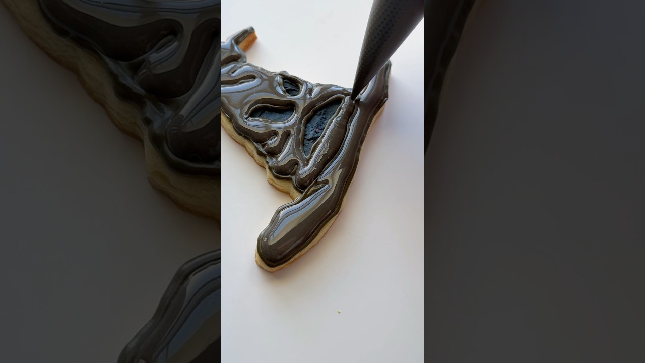 Harry Potter sorting hat cookie&hearts;️💛 recipes and supplies linked in my bio #cookiedecorating #asmr