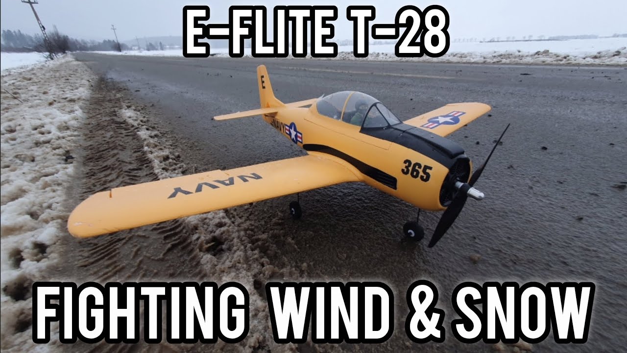 Самолет E-flite 1.1m T-28 Trojan борется с ветром и снегом.
