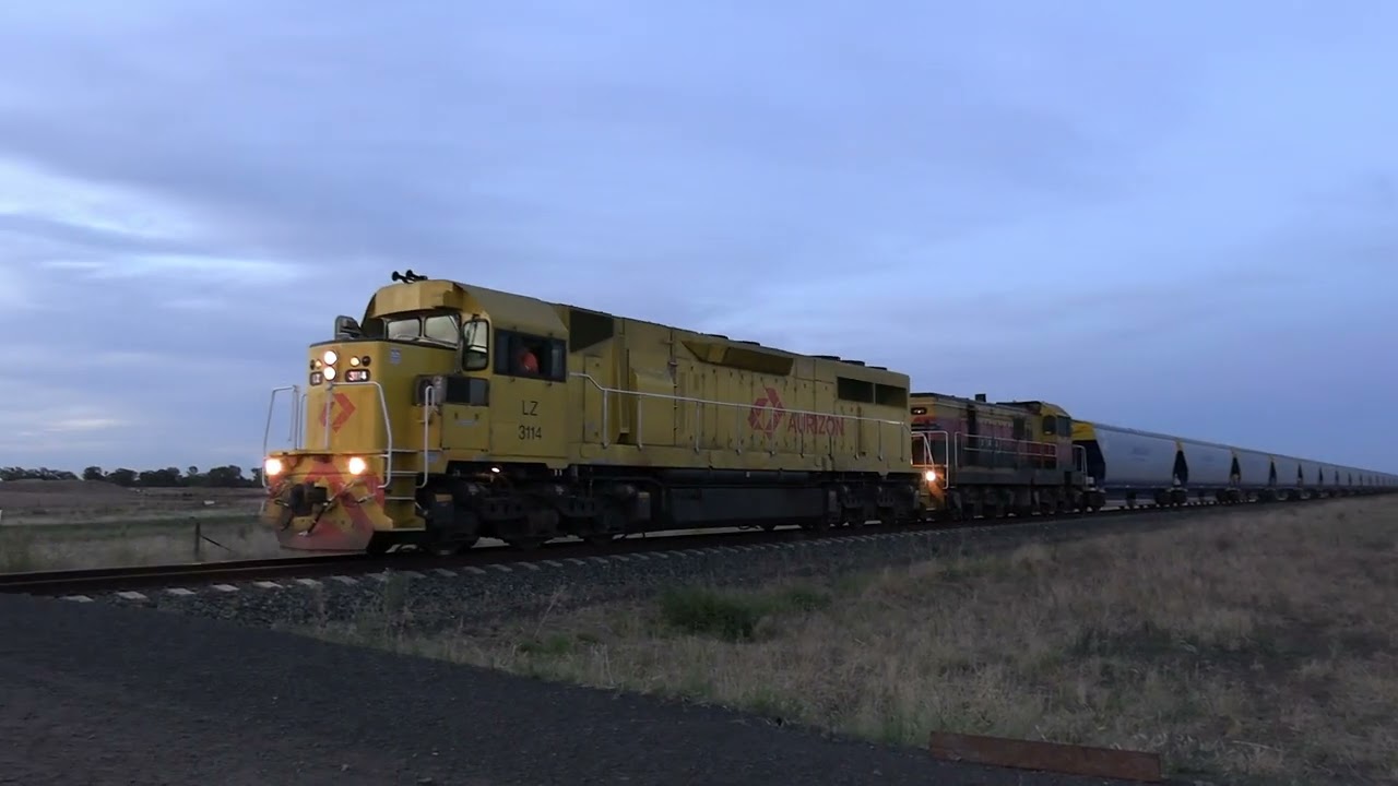 Australian Trains - Locomotive Failure on a Loaded Grain Train!