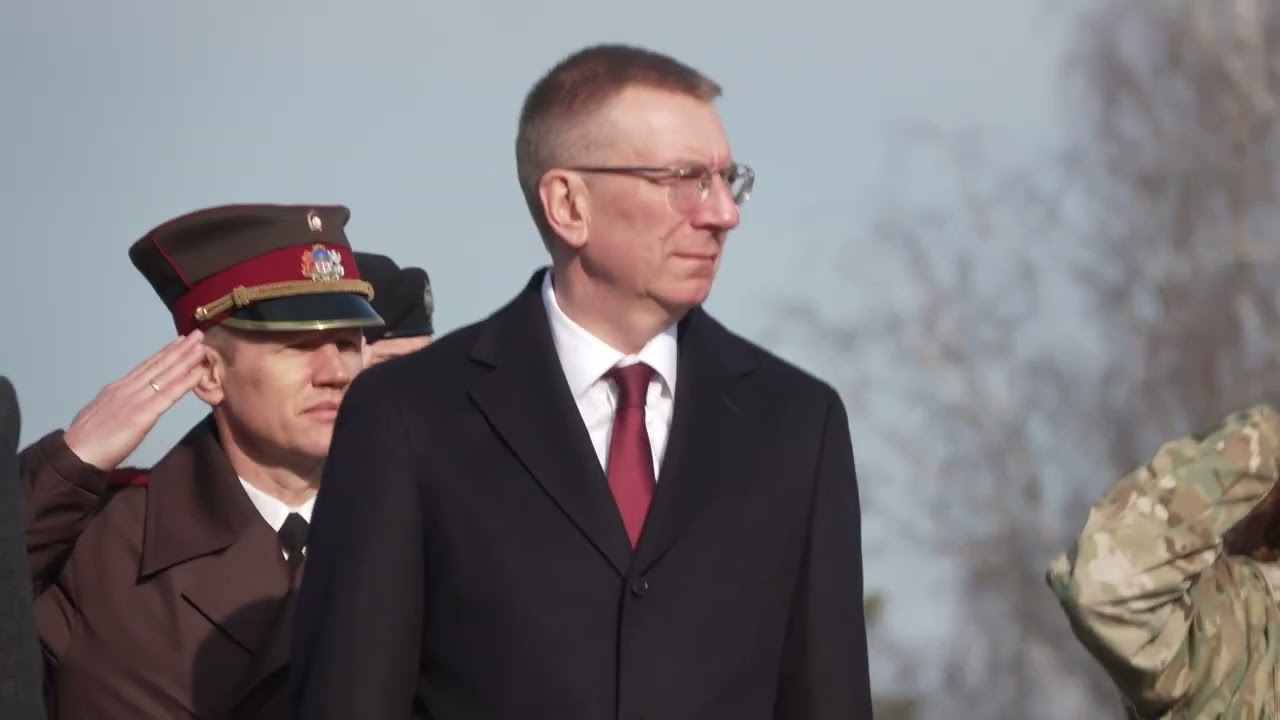Valsts prezidents Edgars Rinkēvičs un Čehijas prezidents Petrs Pavels apmeklē Ādažu militāro bāzi