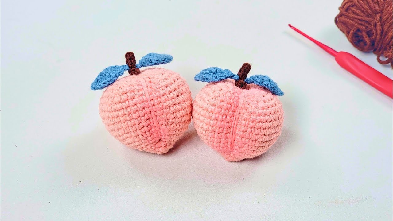 Милый брелок «Персик» крючком – простой и очаровательный