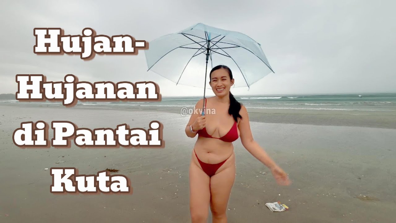 Pakai Bikini Warna Merah Hujan-Hujanan di Pantai Kuta