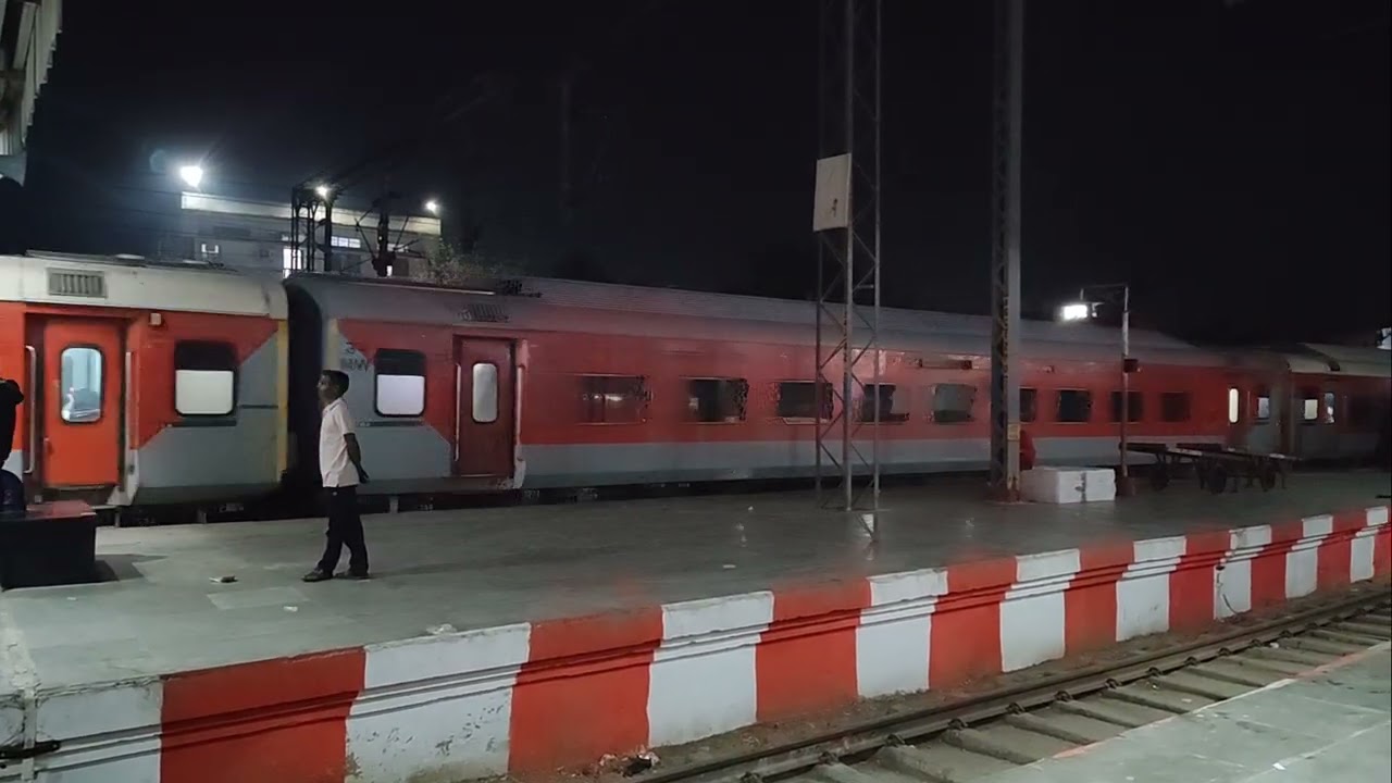 Sri Ganganagar Hazur Sahib Nanded Express Departing from Agra Cantt.