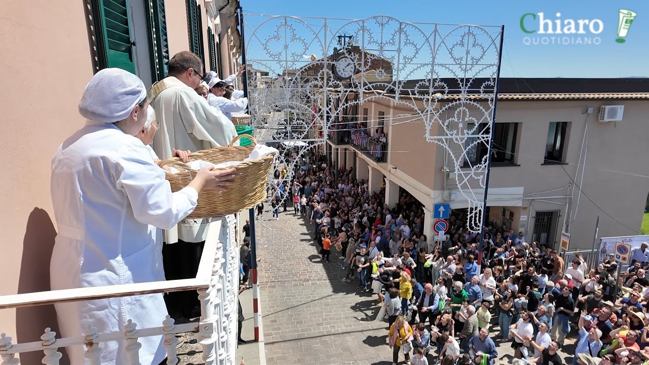 Il lancio di 15mila taralli: a Pollutri il rito in onore di San Nicola
