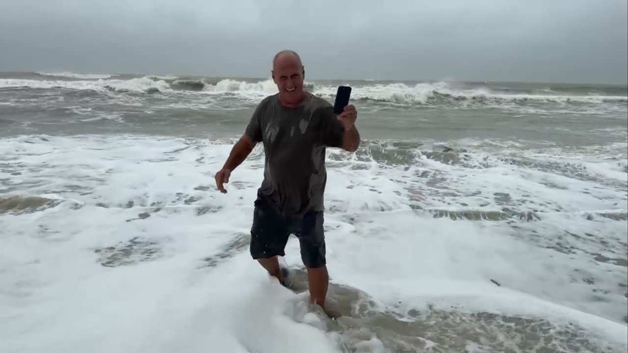 The beginning of hurricane Milton’s storm surge by the Turtle Club on Vanderbilt Beach (10/09/24)