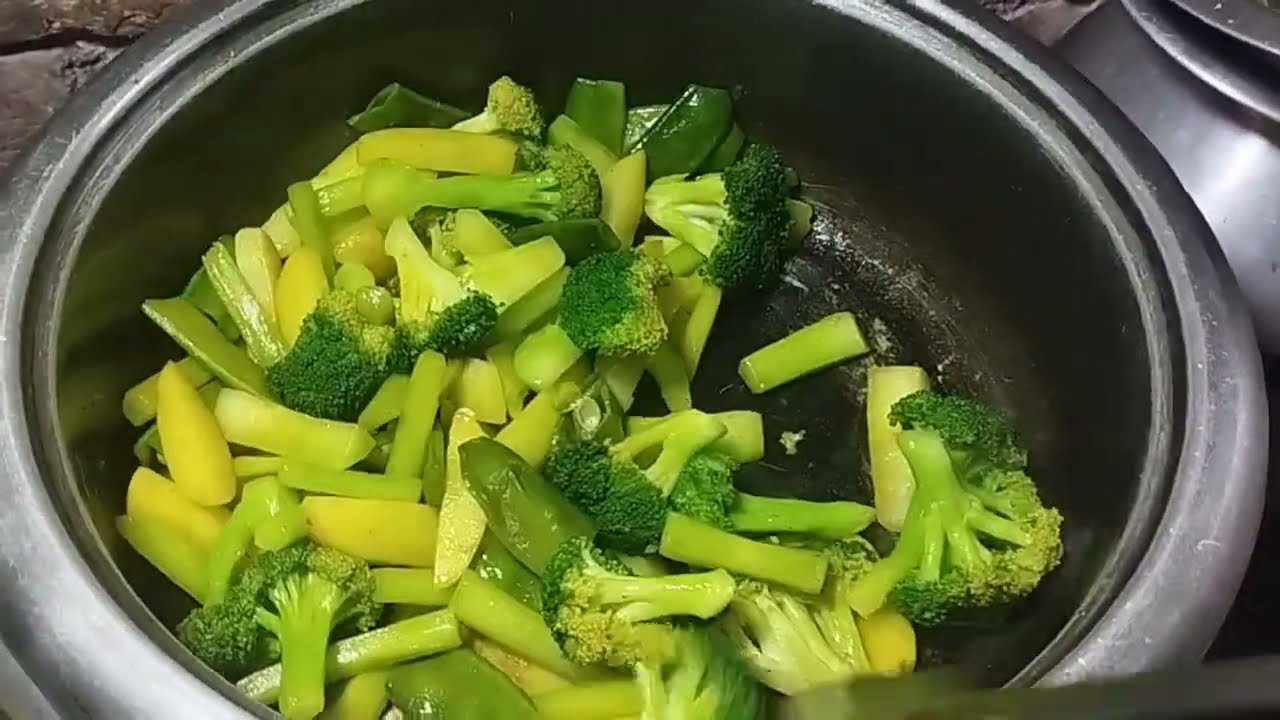 ইলিশ মাছ দিয়ে সবুজ ফুলকপি রান্না।