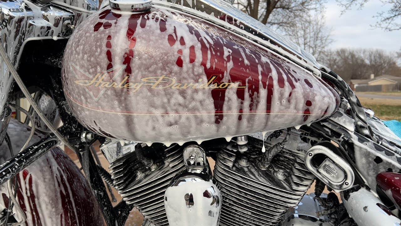 Мотоцикл Road King заслуженно помыли!