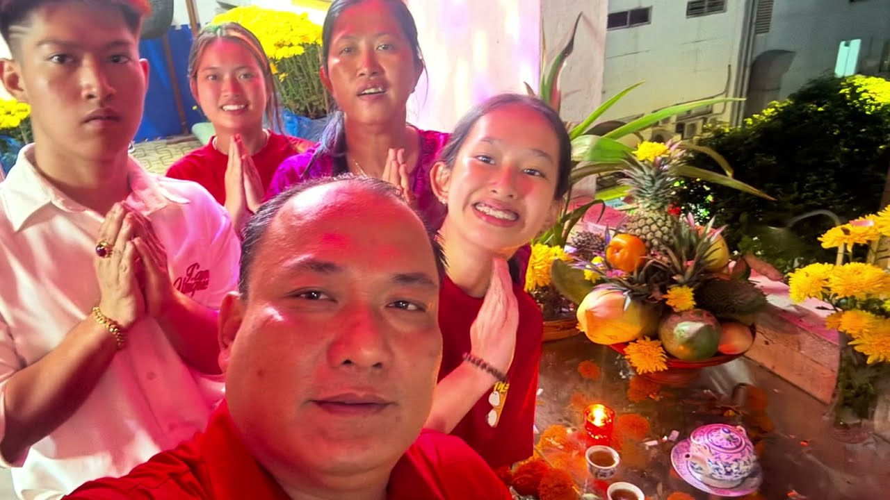 GIA ĐÌNH HIẾU NGHĨA CÙNG NHAU ĐÓN GIAO THỪA