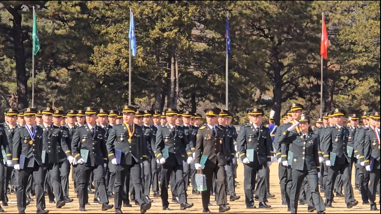 육군사관학교 졸업식의 대미를 장식하는 명장면인 분열은, 현장에 있는 모든 이들의 가슴을 뛰게 만드는 행사의 정수입니다. 부모님과 지인들에게 분열은 가장 큰 감동을 주는 시간입니다.