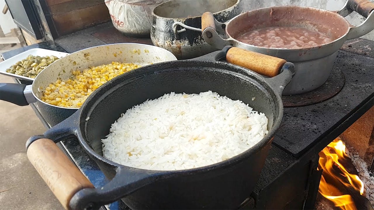 Galinha Caipira  no fogão a lenha fazendo almoço Domingo em casa