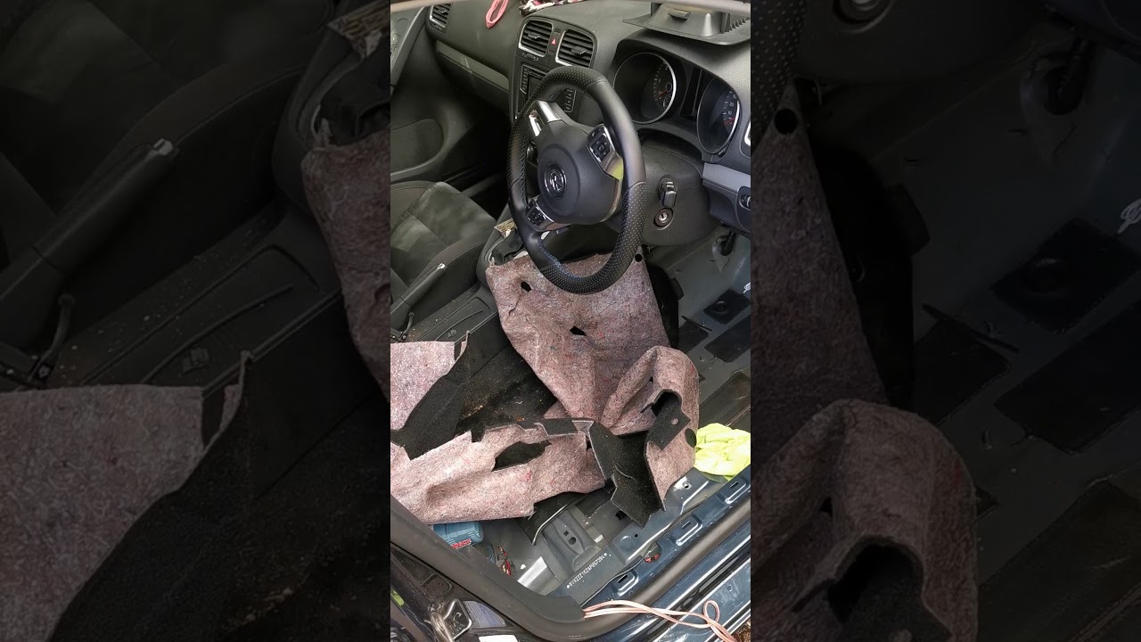 Как обнаружить протечки воды в салоне автомобиля VW Golf MK6, заполненном водой?