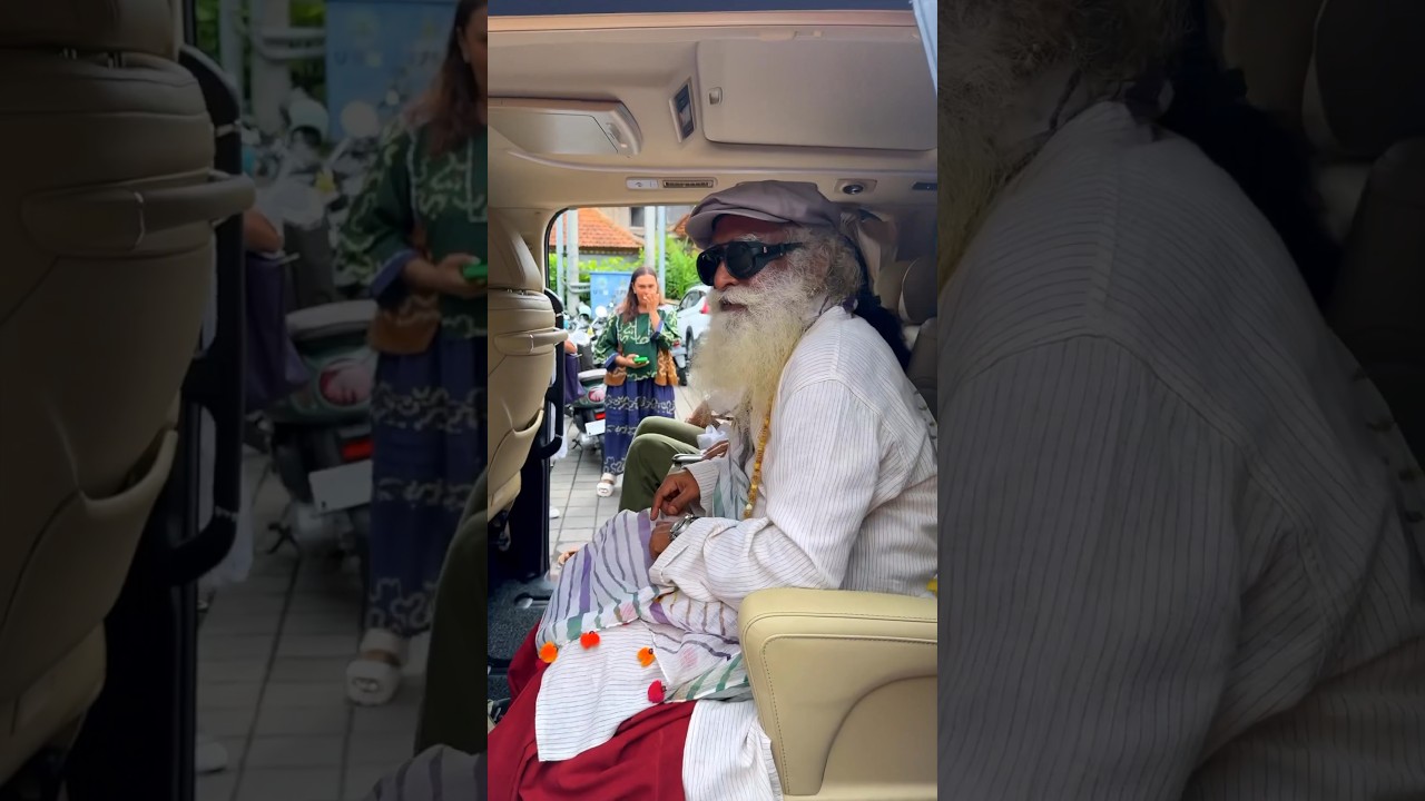 Walking the streets of Ubud, Bali with Sadhguru #Sadhguru #Bali