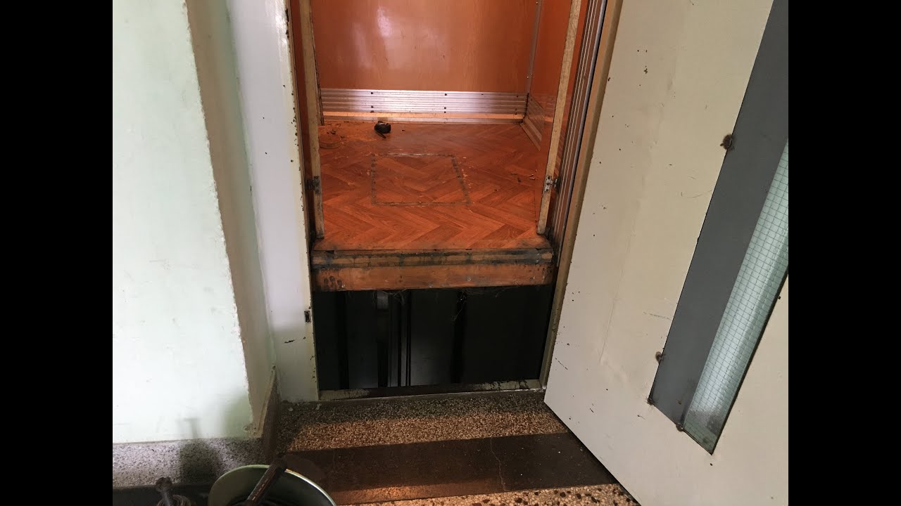 Kabina ispod plafona sa aktiviranim kočnicama - Elevator car under ceiling with emergency brakes on