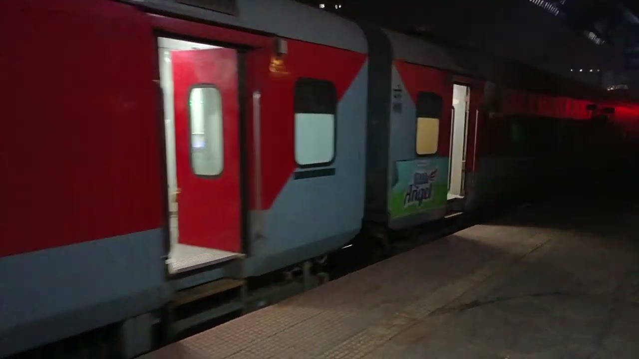 Bhavnagar Terminus SF Express Mumbai Bandra Terminus - Bhavnagar Terminus at Borivali Station