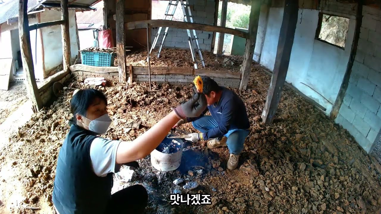 한옥수리 죽음에 삽질 140년된 흙 제거