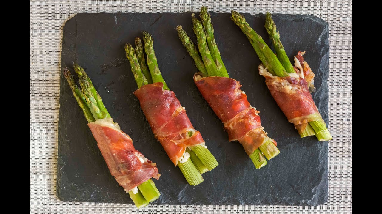 Rollos de espárragos horneados con queso y jamón serrano