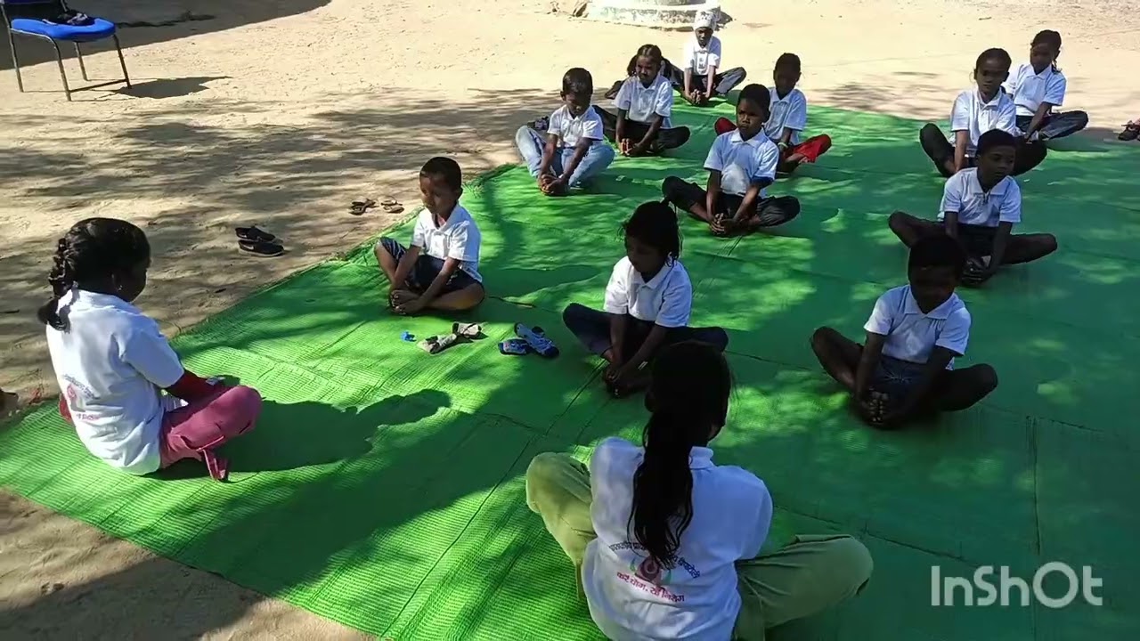 करें योग - रहें निरोग। शाला के बच्चों द्वारा बेहतर तरीके से योगाभ्यास व प्राणायाम की क्रिया करते हुए