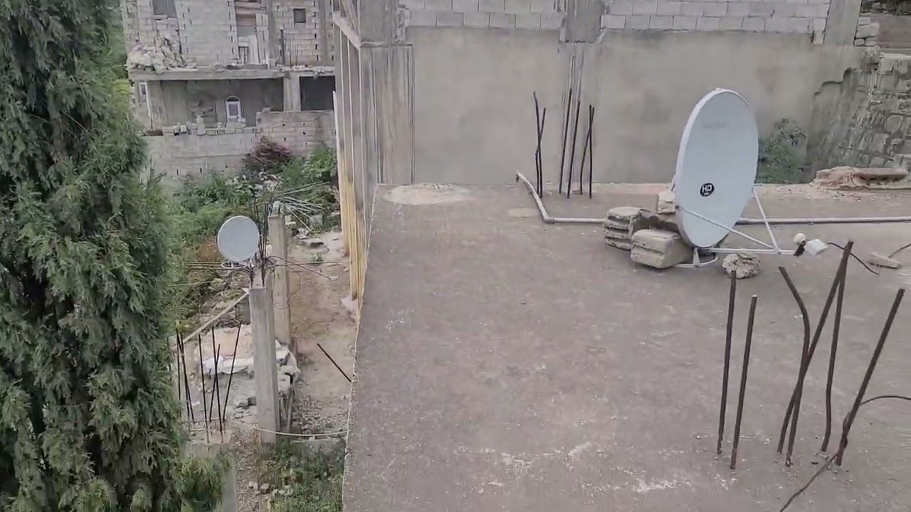 بيت للبيع في محافظة إب علا شارع صبة تجاري سعره ٥٥ مليون ثلاث شقق مؤجر بـ ١٥٠ الف شهريآ  779157568