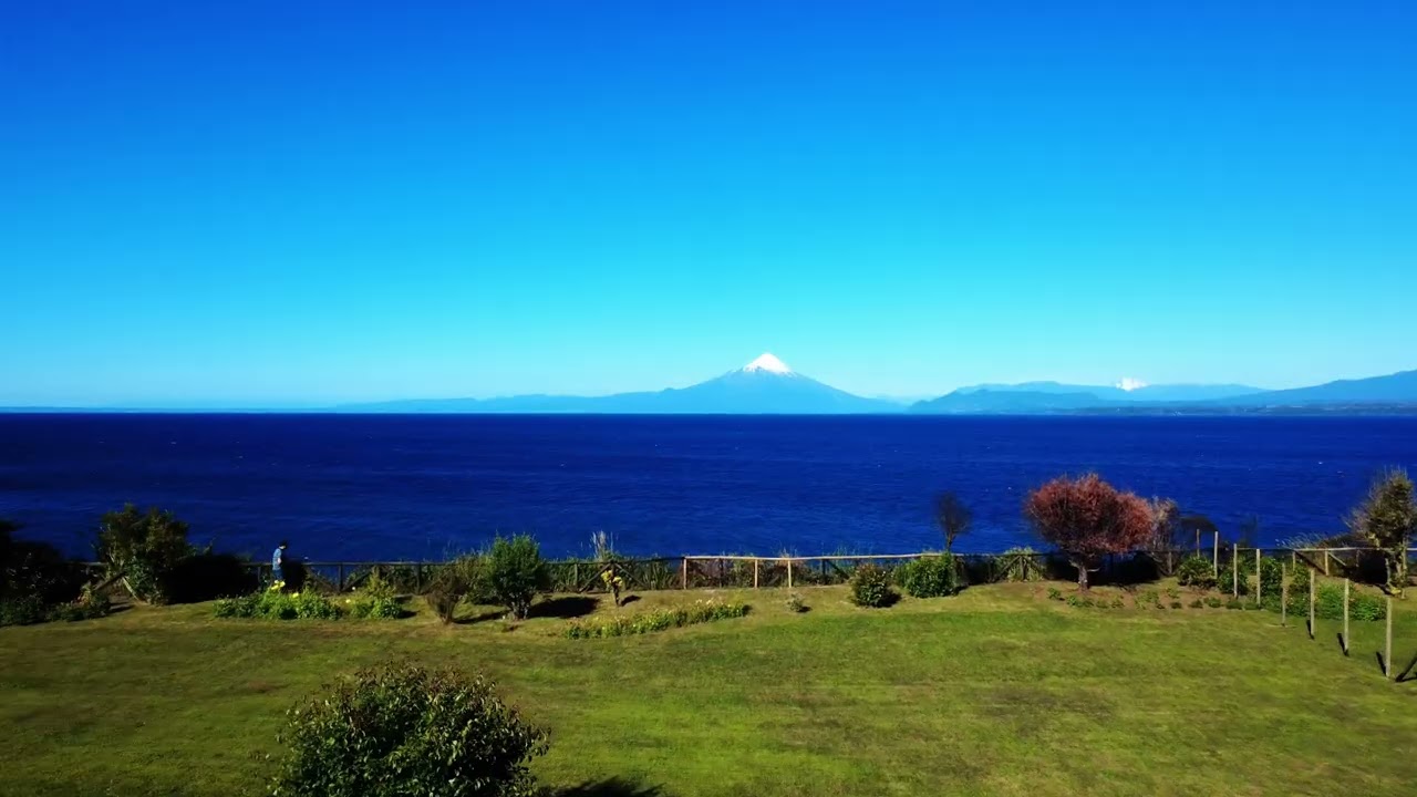 Casa en parcela a orilla de lago Llanquihue y vistas privilegiadas.