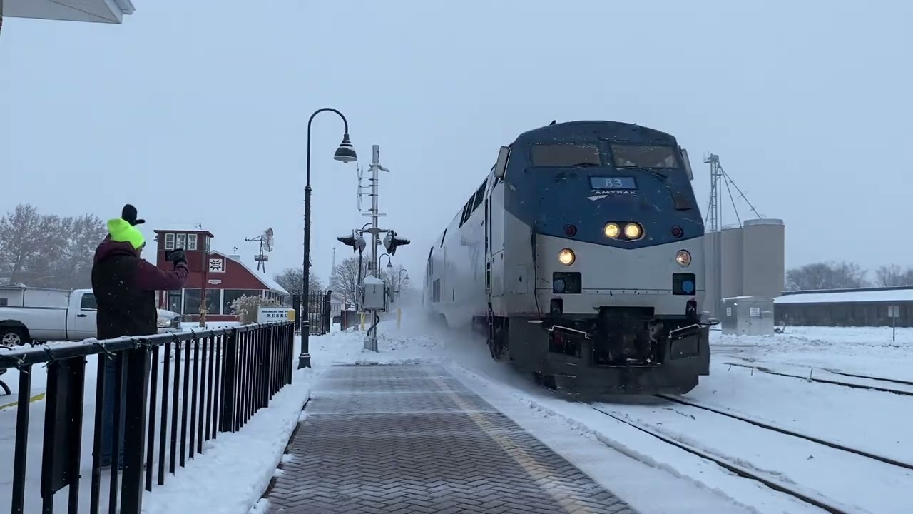 Amtrak high balls Mendota Illinois 