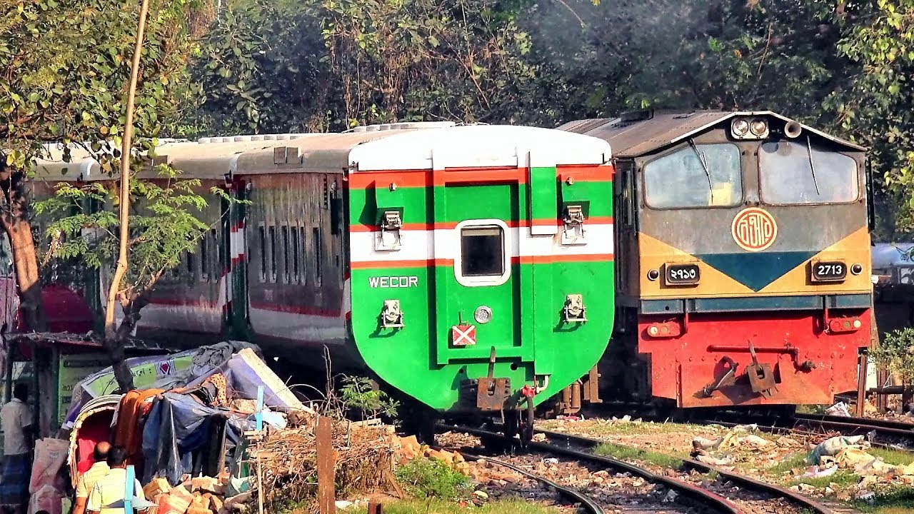 Crossing Between Mohanagar provati & Jamuna Express Train in 4K Ultra HD