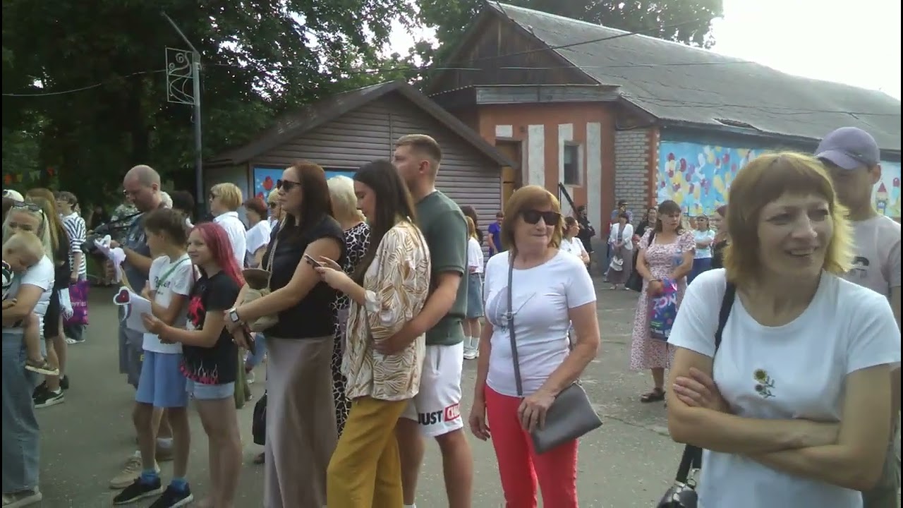 В ГОРОДСКОМ САДУ ИГРАЕТ...