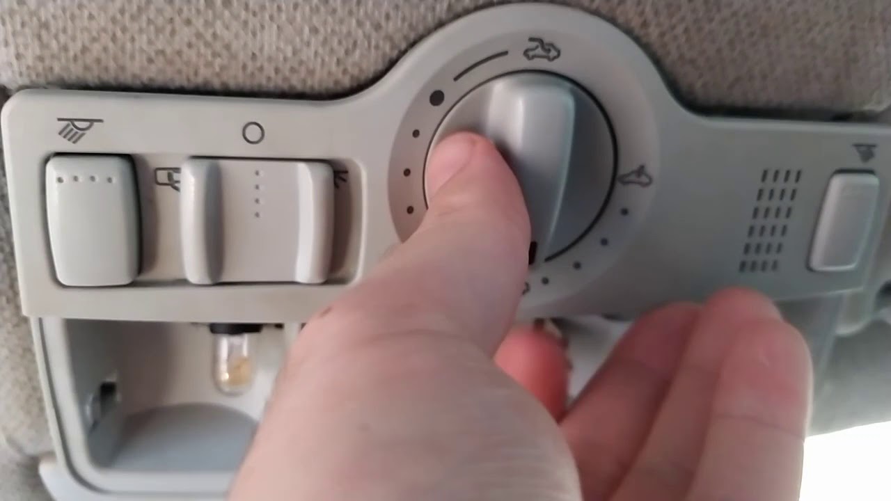 Como desmontar a luz de cortesia do Golf MK4/MK4,5