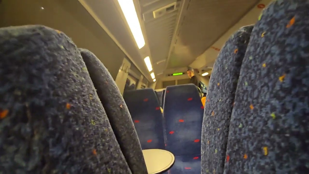 רכבת מספר 426 לכיוון חיפה מרכז ה8 נכנסת לרציף 1 בתחנת תל אביב השלום