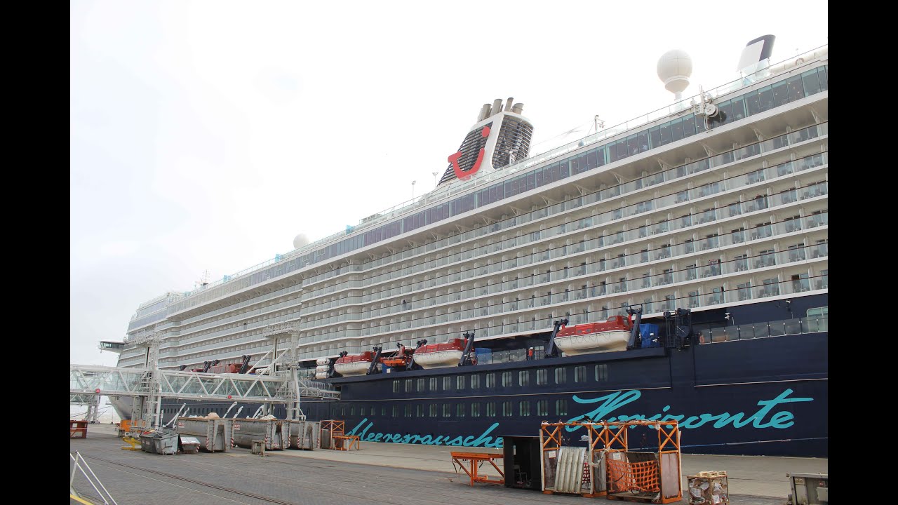 Mein Schiff 3 legt mit stürmischen Böen vom Bremerhaven Cruise Port ab und nimmt Kurs auf Inverness