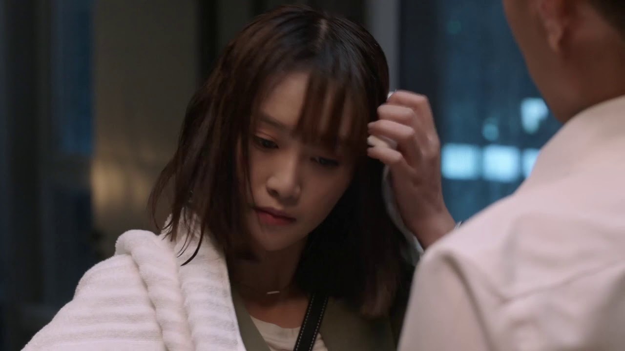 戴曦晚上冒雨跑到罗槟家汇报，气氛突然暧昧起来