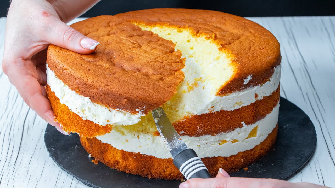 Вырезать часть бисквита, чтобы приготовить самый вкусный торт с фруктами и желе