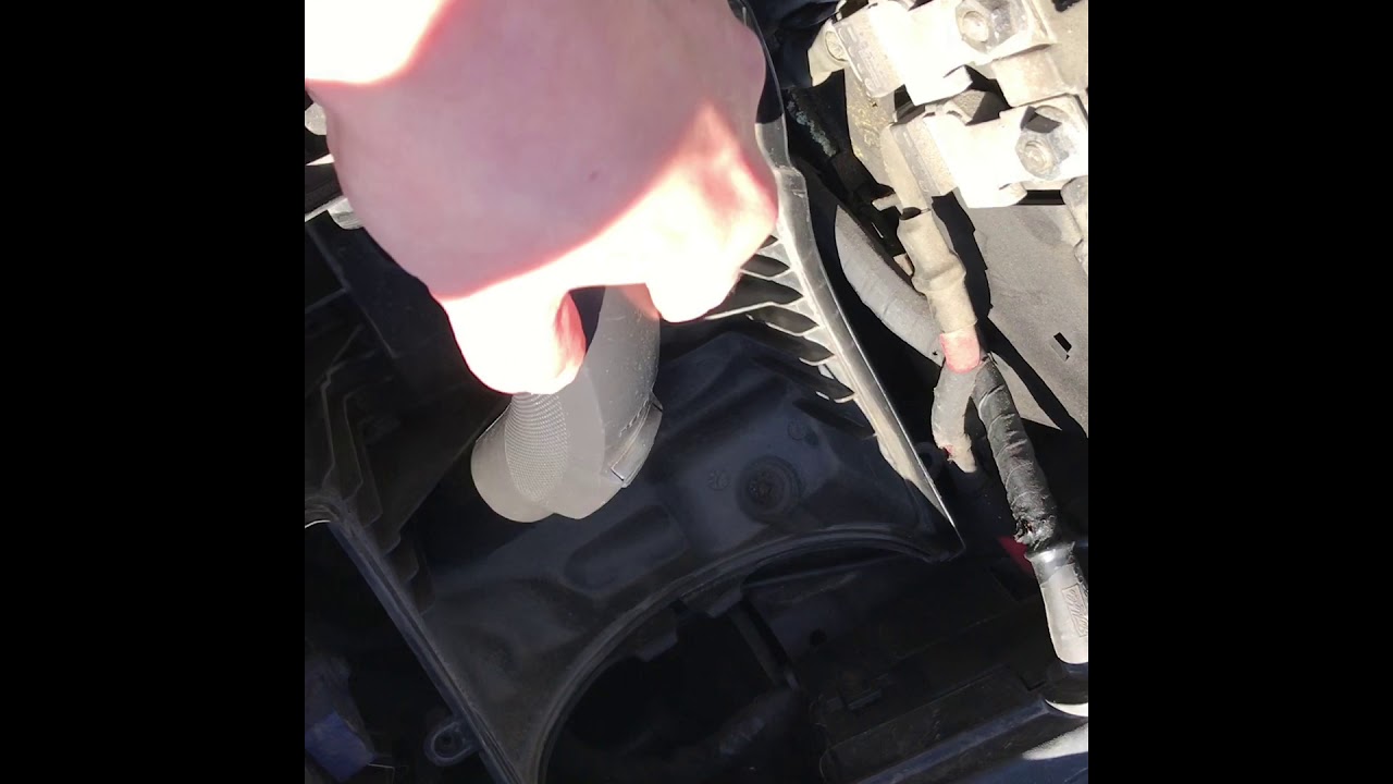 Replacing Engine Air Filter. Volvo V50 2008